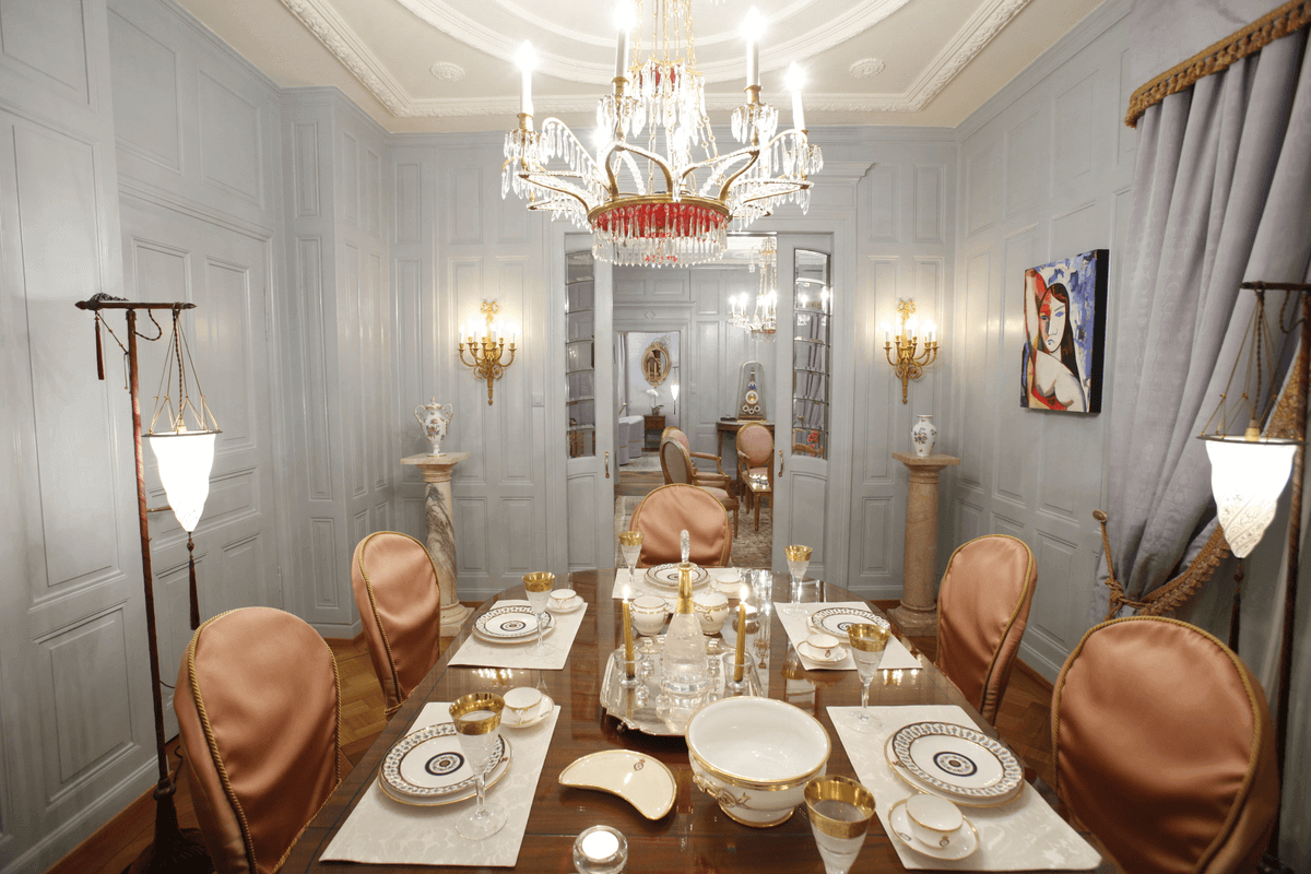 Villa Imperial dining room